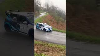 macchina da rally in prova speciale