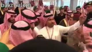 محمد بن سلمان يسحب يد رجل أمن ليحتضن مواطن