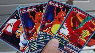 abrindo mais cartas de Pokémon falsas de banca