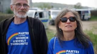 Tierschutzpartei bei der Protest-Demo gegen das Schweine-Hochhaus Maasdorf