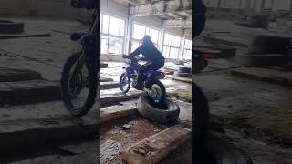 Ямахович поджигает покрышку. Эндуро тренировка #enduro #moto #yamaha #wr #shorts #short #top #рек