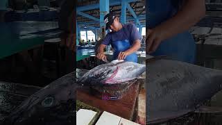 Cleaning tuna skin #shorts #food #tunacuttingskills #seafood #ajibnariman #fish #fyp #viralshort