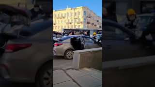 Группа неизвестных попыталась похитить девушку в Санкт-Петербурге.