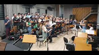 O Coro da Orquestra Sinfônica de Ribeirão Preto ensaia a melodia “No Campo”