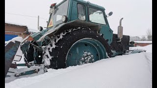 ТРАКТОРЫ МТЗ-80 И ДТ-75. ЗАВАЛИЛО СНЕГОМ ПОД КОНЕЦ ЗИМЫ РАЗГРЕБАЕМ СНЕЖНЫЕ ЗАВАЛЫ. МТЗ/ДТ75/CCCР.