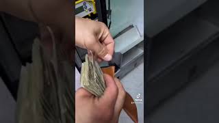 Recogiendo dinero de mis máquinas expendedoras