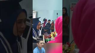 Agar tetap bisa menghadiri acara wisuda, seorang ayah rela menggendong anaknya yg lagi sakit #shorts