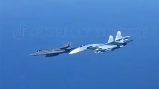 Caça Su-27 Flanker afasta caça F-15 americano que estava voando perto de bombardeiro russo