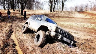 Потрясающий Jeep Cherokee нырнул в метровую яму и сам выехал