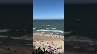 Helikopter ratowniczy podchodzi do lądowania na plaży Jastrzębia Góra 13.07.2022