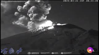 El volcán Popocatépetl esta noche, arrojando material incandescente.  #tendencias #celestecentaury