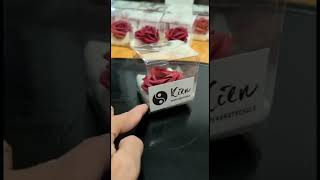 Zu Valentinstag bekommt jedes Kind für seine Mama eine Rose geschenkt. Verteilt vom 13.2-17.2