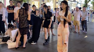 Hard working girls on the street in Guangzhou city，China！ 实拍中国广州迷人街景，节假日老师们还在街头直播，真是太敬业了