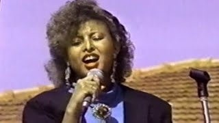 PATRICIA TEHERAN Y CHELA CEBALLOS: NO VALE LA PENA SENTIR (Archivo: Estelares Del Vallenato)