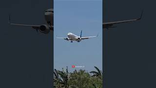 Pesawat terbang Garuda Indonesia Boeing 737 bersiap mendarat di runway 13 Bandara Sultan Hasanuddin