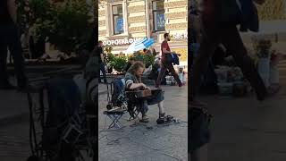 Уличный музыкант в Петербурге #streetmusic #onemanband #drumpad #fingerstyle #гитарист