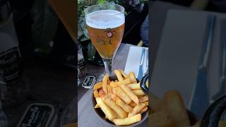 Deliciosos los “moules con frites” y cerveza de Brujas 😋