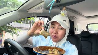 MAKAN TEKWAN GEROBAKAN PAKE CUKO PEMPEK! PEMPEKNYA SELALU DIBURU!!