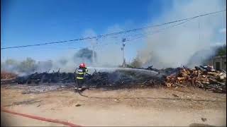 Aproximativ 50 de tone de lemn au fost distruse de un incendiu pe strada Tudor Vladimirescu