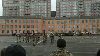 Военный оркестр зажигает.