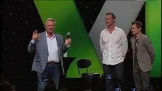 Vi presents John C. Maxwell with Global Leadership Award