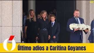 La familia Goyanes Matos acompaña al féretro con los restos mortales de Caritina al cementerio