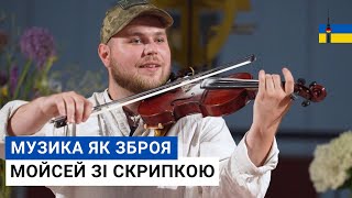 Разом з воїном ЗСУ співає Українська Капела в Берліні