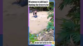 wisatawan terjebak saat banjir bandang dan terseret arus