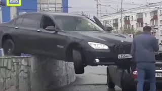 В Екатеринбурге BMW заехала на крышу отечественной Лады.