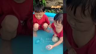 Meletuskan Balon di dalam Kolam. #mainan #edukasianak #toys #balon