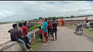 नदी का उफान देख घबराये लोग 😲😲  #river #flood #floods #natural_disaster #trending #viral #tiktok