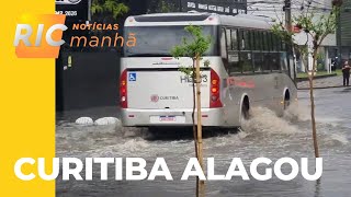 Dia vira noite com chuva que alagou as ruas de Curitiba