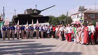 Цветы и свечи у Вечного Огня - символ скорби и вечной памяти