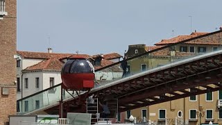 L'ovovia del ponte della Costituzione di Venezia è stata smontata.