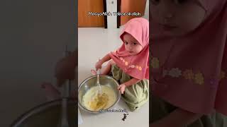 Manfaat mengajak anak membuat kue |Cara Stimulasi Anak #parenting #shortvideo #belajarsambilbermain