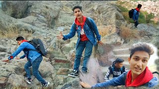 Pahad pe rasta bhul gaye 😩 / climbing mountain / (by sahil joshi)