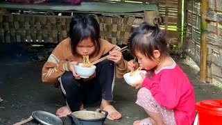 Two poor girls picked tomatoes to sell so they could buy food and make a living