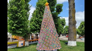 Árbol de Navidad a crochet en plaza de Nueva Imperial.