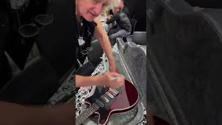 Brian May Signed Guitar  Backstage In Taylor Hawkins Tribute Concert