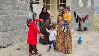 Преданная мать «пытается собрать деньги на операцию на ноге своей парализованной дочери»