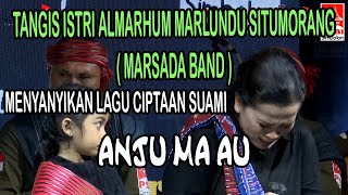 ISTRI ALMARHUM MARLUNDU SITUMORANG (MARSADA BAND) MENYANYIKAN LAGU ANJU MA AU / Tangis Tak Tertahan