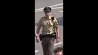 Polizisten und ihre Gänge / Hinten am zaun zu sehen xD