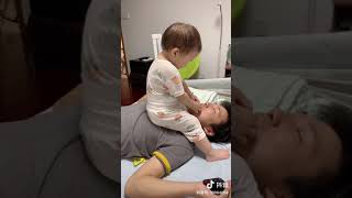 What is it like to be a dad to a little toddler 😜 Funny child torturing his dad 🤣 Viral Douyin