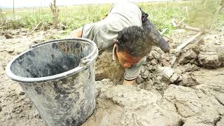 Find To Catch A Lot Of Fished In Secret Hole At The Dry Season My Mud