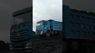 dumptruck xcmg biru tangguh di segala medan.