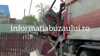 Un camion a darmat un garaj la Maracineni