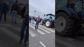 Agriculteurs en colère : Près d'Angers, des Agriculteurs forcent un barrage de gendarmes.