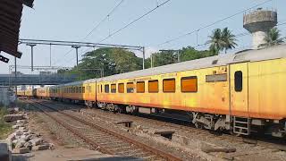 82901 Ahmedabad irctc Tejas express with wap4 locomotive #tejasexpress #trainspotting