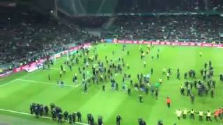 LES SUPPORTERS ENVAHISSENT LE TERRAIN ! (St Etienne vs Lyon) 05/11/2017