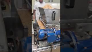 Sprinkling of wafer sheets with peanuts / Поръсване на вафлен блат с фъстъци